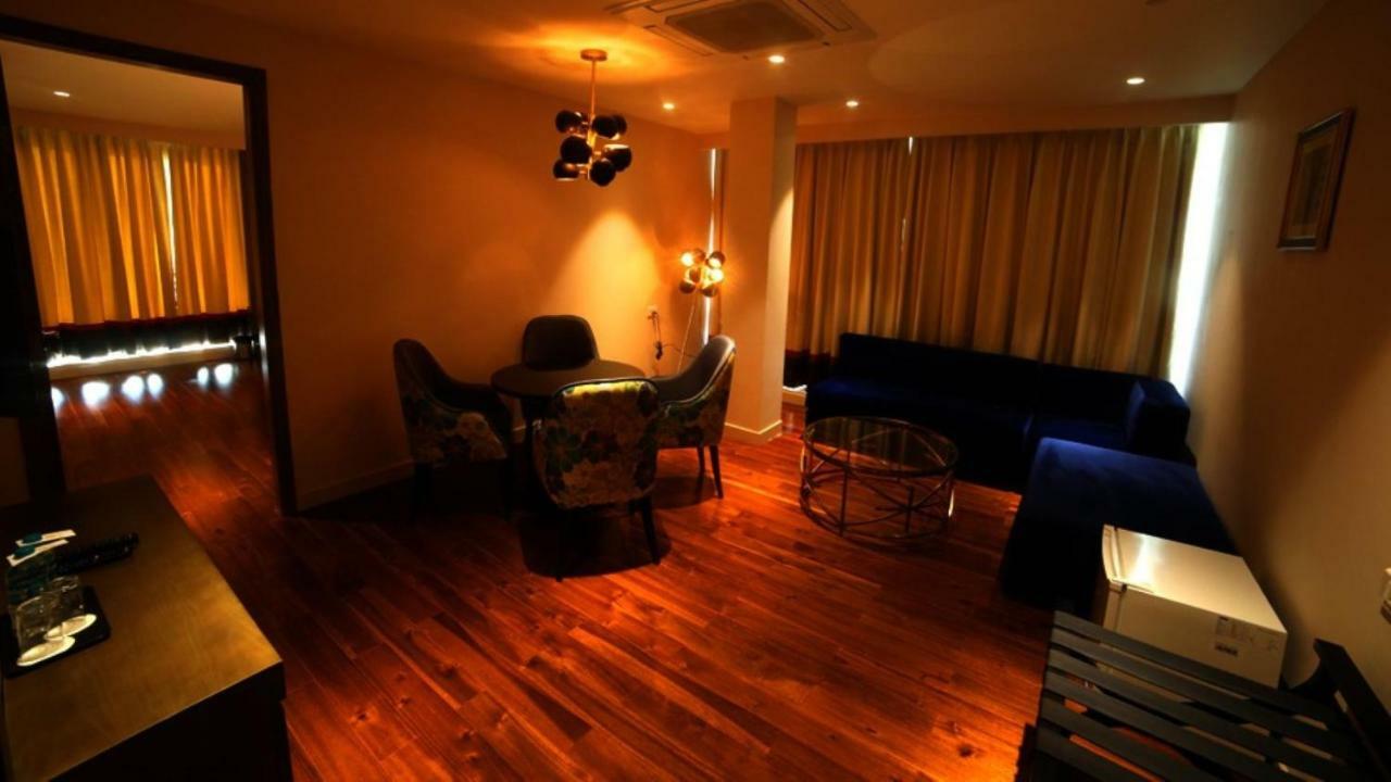 Hotel Le Lotus Grand Kakarmatha Exteriör bild